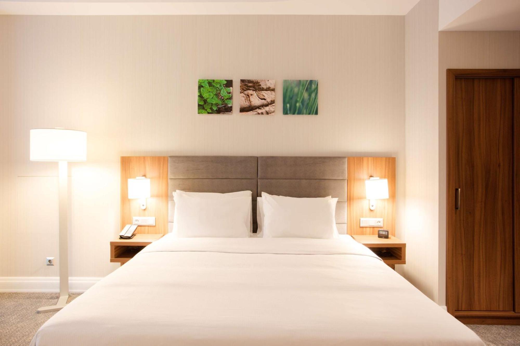 Habitación con cama extragrande.