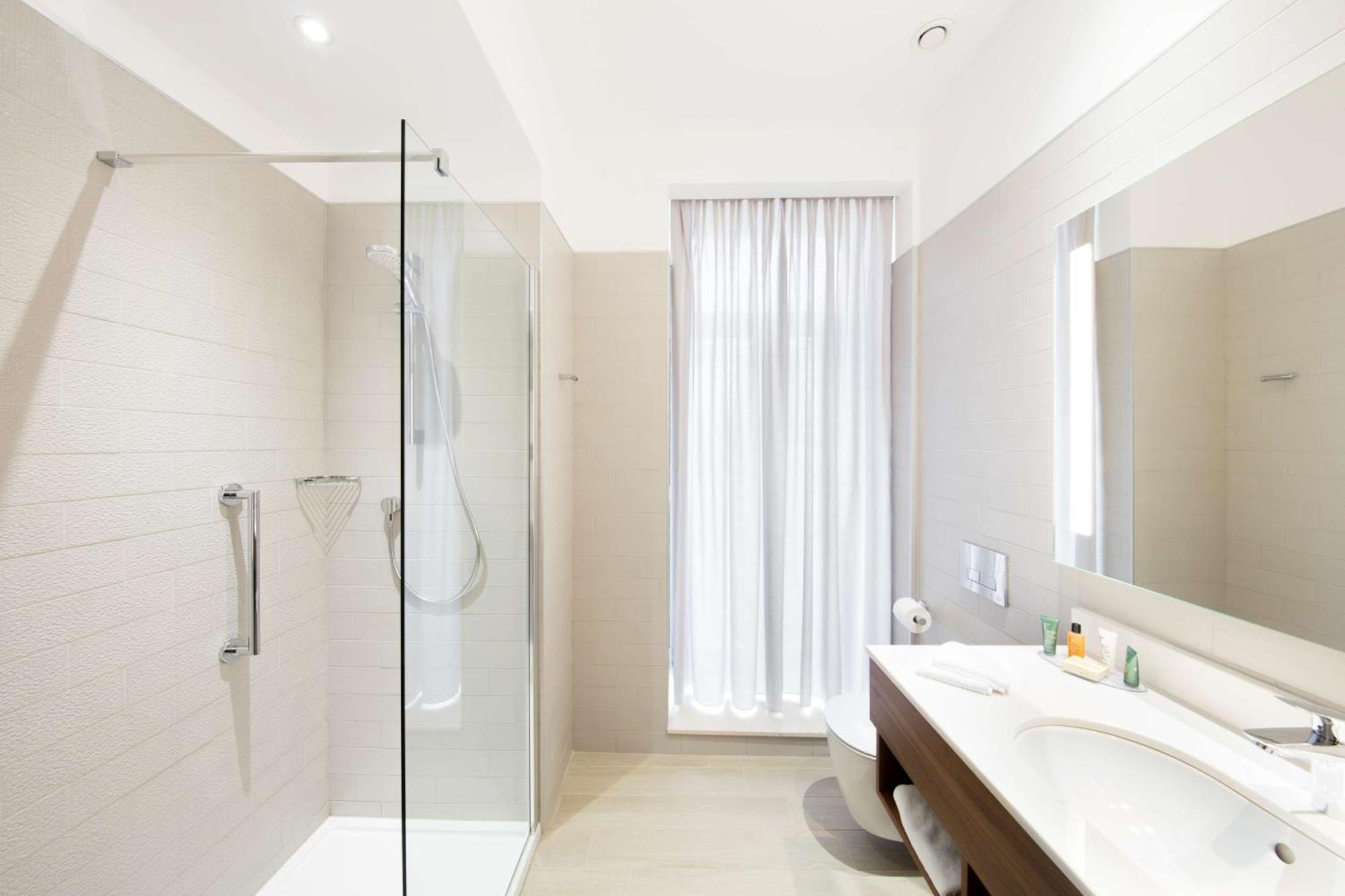Habitación Doble Deluxe con cama extragrande y vistas a la ciudad