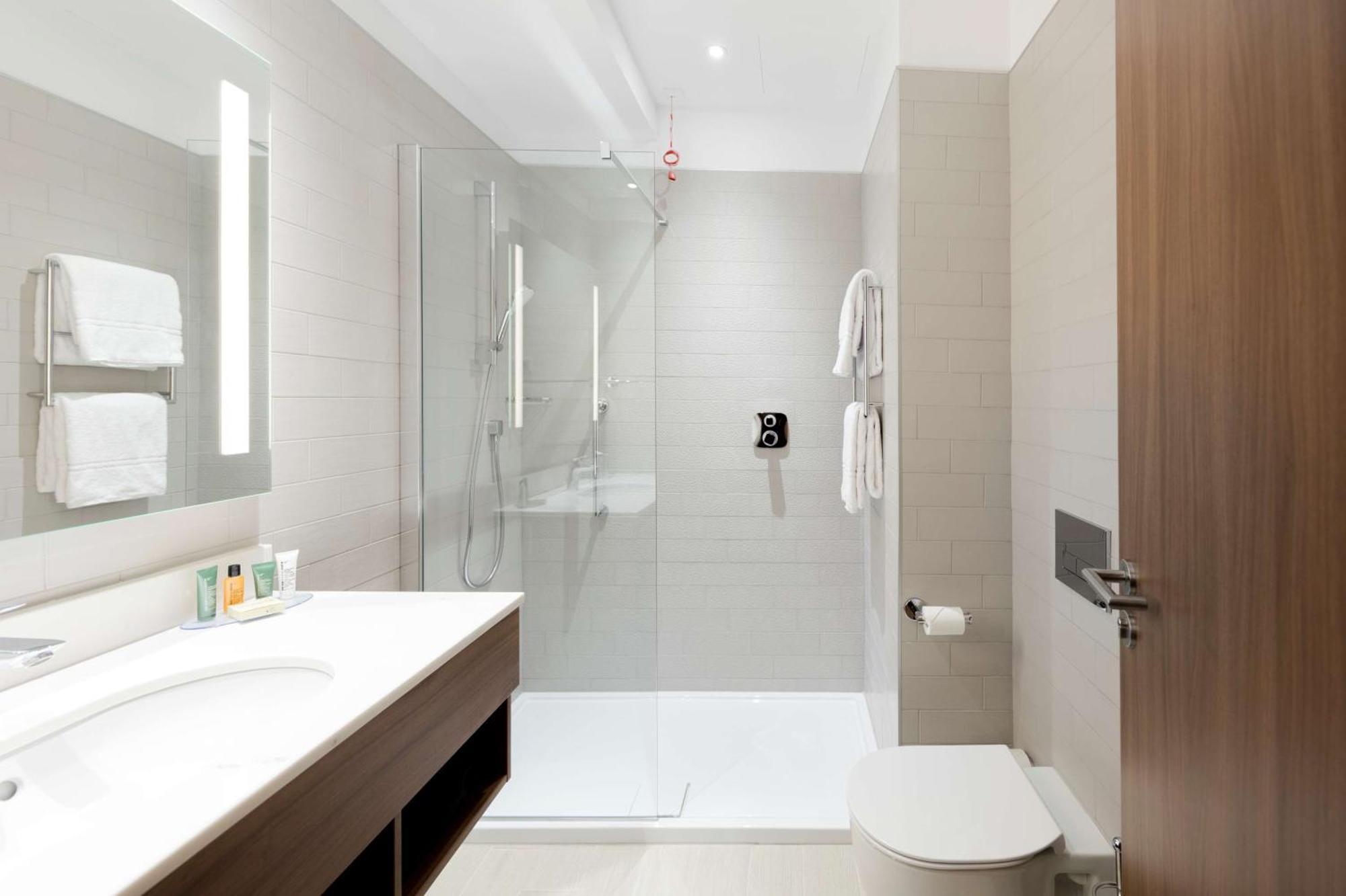 Habitación con cama grande